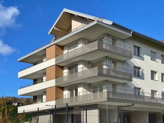 Vue d'un immeuble avec des balcons